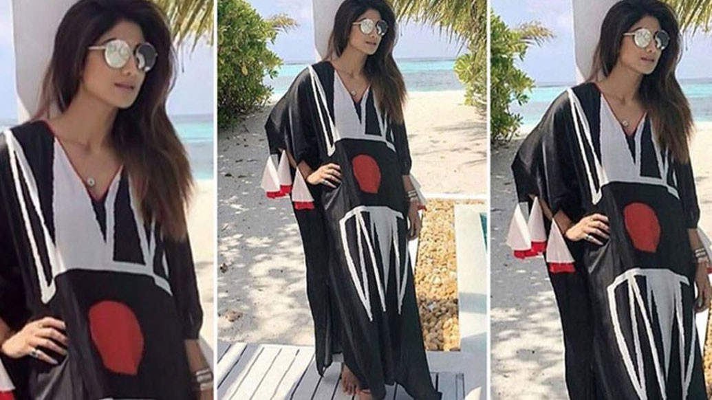 ফ্লোর লেন্থ কাফতান ড্রেসের সঙ্গে নিতে পারেন ক্লাচ। পরতে পারেন মানানসই স্টিলেটো৷এই প্রসঙ্গে সাহানা বুটিকের কর্ণধার পারমিতা বলেন, পরিবেশবান্ধব ফ্যাশনে জোর দিচ্ছি আমরা। পোশাক যাতে আরামপ্রদ হয়, সেটা দেখাই ডিজাইনারের কাজ। কাফতান ড্রেস সেই কাজটাই করছে সহজে।