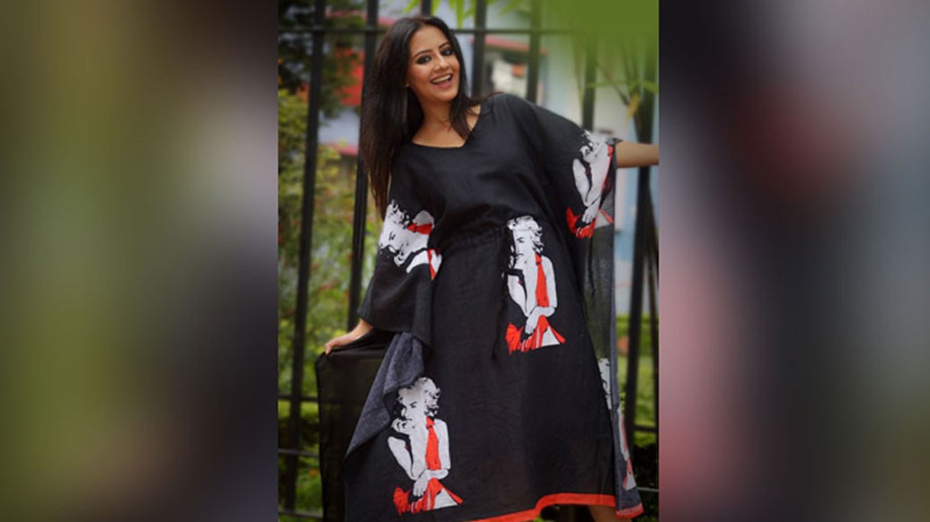 তুর্কি ‘কাপ টন’ থেকেই এই কাফতানের উৎপত্তি, যার মানে হল শরীর আবৃত রাখার বস্ত্র। সাধারণত সব পোশাক  শরীরের আবরণ। কিন্তু কাফতান বেশ আলগোছে পরে নেওয়া যায়।