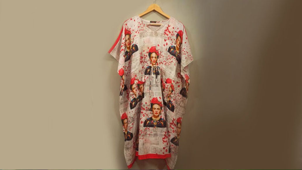 কাফতানে শরীরের গঠন স্পষ্ট বোঝা যায় না। তাই যে কোনও মাপের, যে কোনও উচ্চতার জন্যই এই পোশাক আদর্শ। তাই এর ফলে এমনই জানালেন ডিজাইনার শুভা মিত্র।