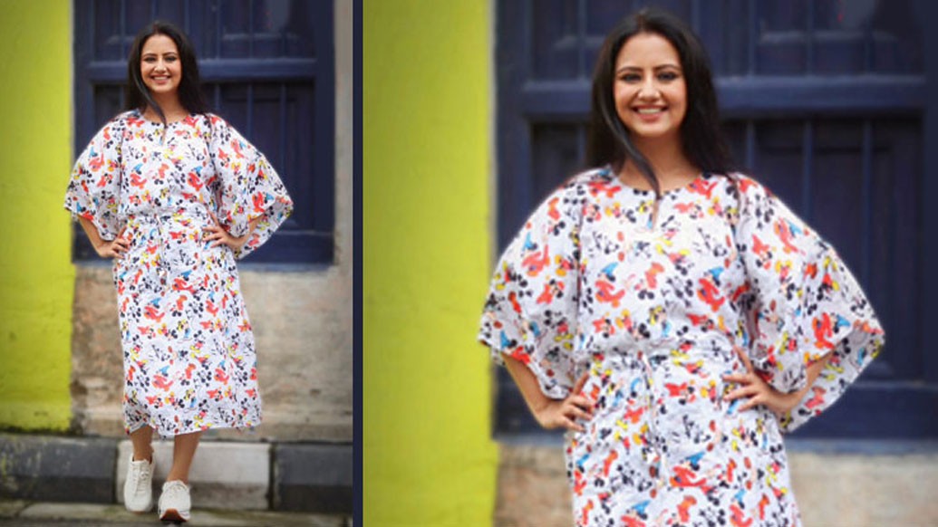 খুব ফর্মাল না হলে, প্রিন্টেড ফ্লোর লেংথ কাফতান ড্রেস পরাই যেতে পারে৷ ফ্লোরাল প্রিন্টেও কাফতান মানাবে চমৎকার।