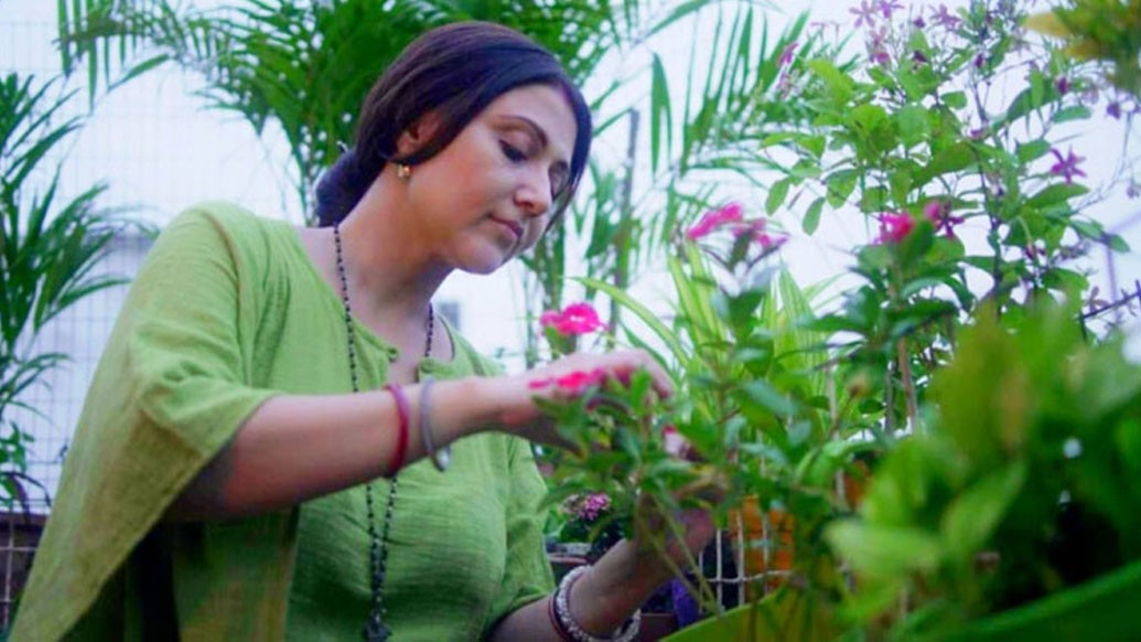 উচ্চতায় খাটো হলে যিনি কাফতান পরছেন, তাকে খানিকটা লম্বা দেখাবে এই পোশাকে, যদি তা সঠিক ফিটিংসে বানানো যায়। আবার উচ্চতা বেশি হলে একটু কমও দেখানো যেতে পারে এতে, জানালেন শুভা।