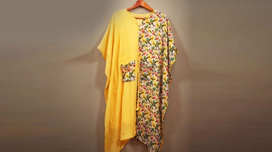 কাফতান বলতে যদিও পা পর্যন্ত লম্বা ঝুলের পোশাকই বোঝায়, কিন্তু ফ্যাশন জগতে এই পোশাকেও ছুরি-কাঁচি চালিয়ে কেতাদুরস্ত করা হয়েছে।