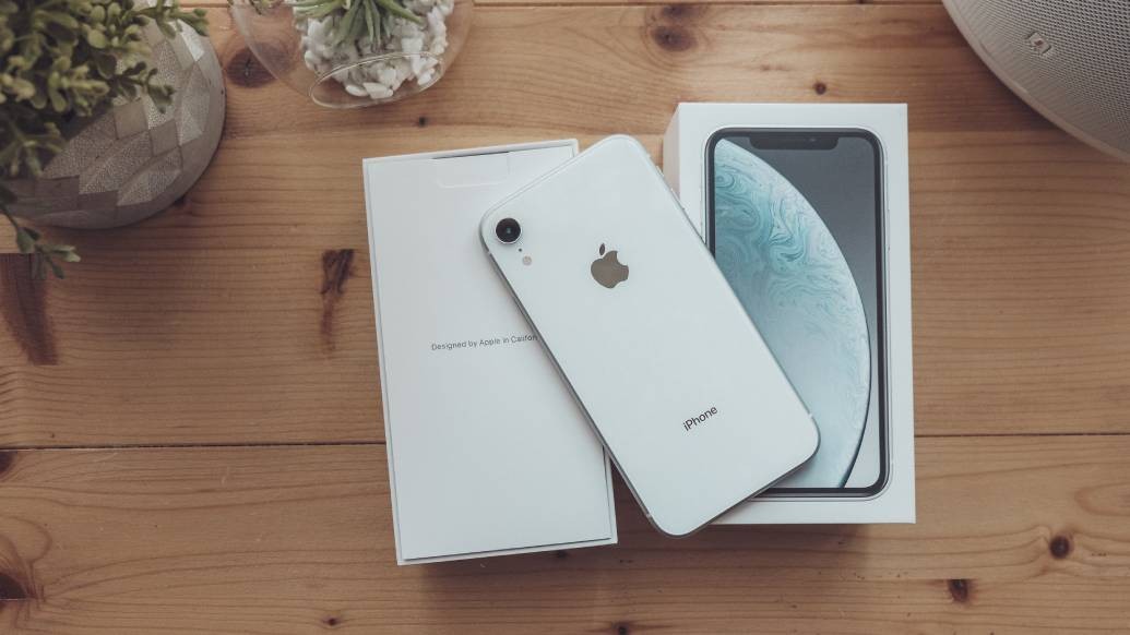 ৬৪ জিবি স্টোরেজ যুক্ত আই ফোন এক্সআর পেয়ে যাবেন ৩৯,৯৯৯ টাকায়। যার আসল দাম ৫২,৫০০ টাকা। এক্সচেঞ্জ অফারের সঙ্গে গ্রাহকরা ১৪,৩৬০ অবধি ইনস্ট্যান্ট ডিসকাউন্ট পেতে পারেন। এ ছাড়া, অ্যাক্সিস ব্যাঙ্কের কার্ড ব্যবহার করে পেমেন্ট করলে ক্রেতা পেয়ে যাবেন অতিরিক্ত ১০% ডিসকাউন্ট।