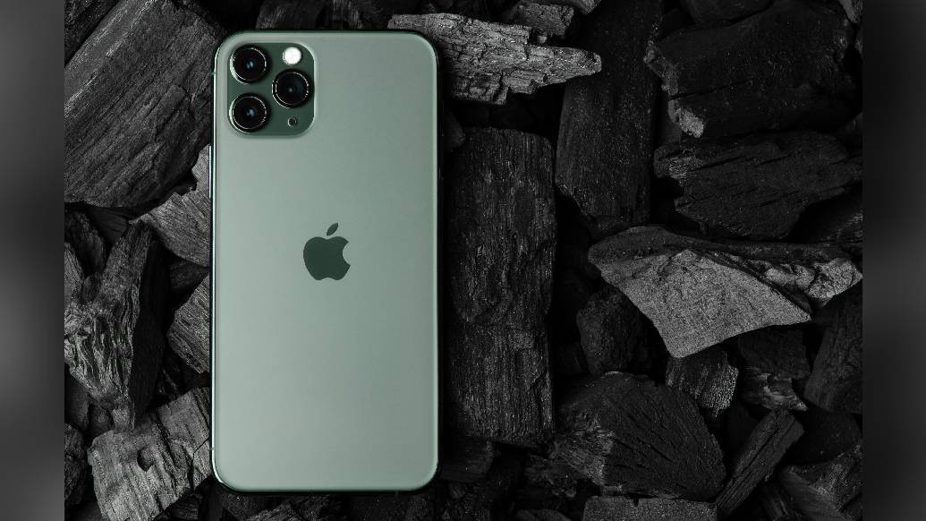 আই ফোন ১১ প্রো পাওয়া যাবে ৭৯,৯৯৯ টাকায়। এমনিতে এই স্মার্টফোনের বাজার দর ১,০৬,৬০০ টাকা। অ্যাক্সিস ব্যাঙ্কের ক্রেডিট কার্ড ব্যবহার করলে এখানেও মোট বিলের উপরে অতিরিক্ত ৩০০০ টাকা অবধি ছাড় পেয়ে যেতে পারেন ক্রেতা।