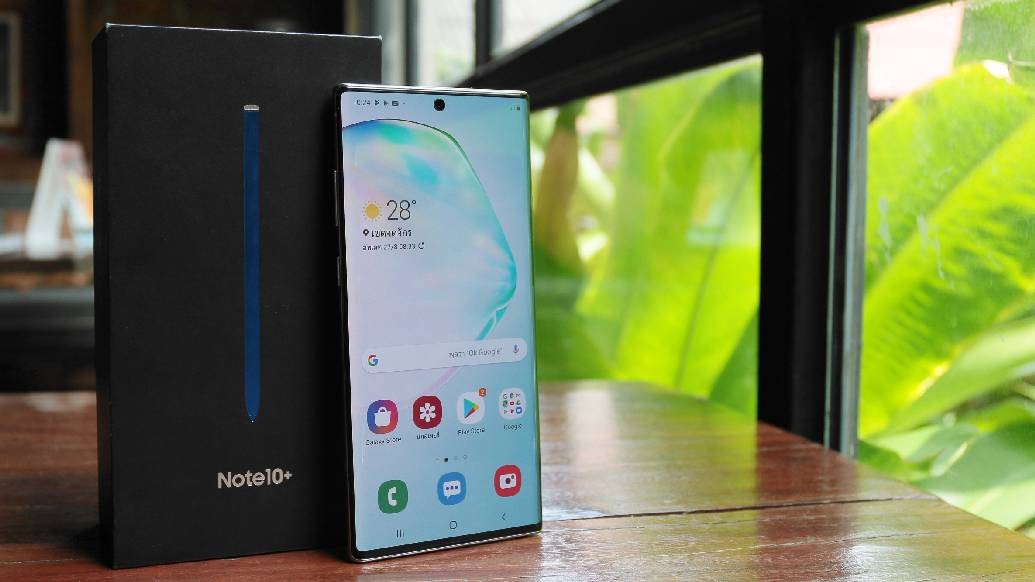 ৮৫,৫০০ টাকার স্যামসাং গ্যালাক্সি নোট ১০+ মিলবে ৫৯,৯৯৯ টাকায়। ৬.৮ ইঞ্চি সুপার অ্যামোলেড ডিসপ্লের সঙ্গে এই ফোনে পেয়ে যাচ্ছেন কোয়াড ক্যামেরা। এই স্মার্টফোনের সঙ্গে নো-কস্ট ইএমআই-এর সুবিধাও থাকছে।