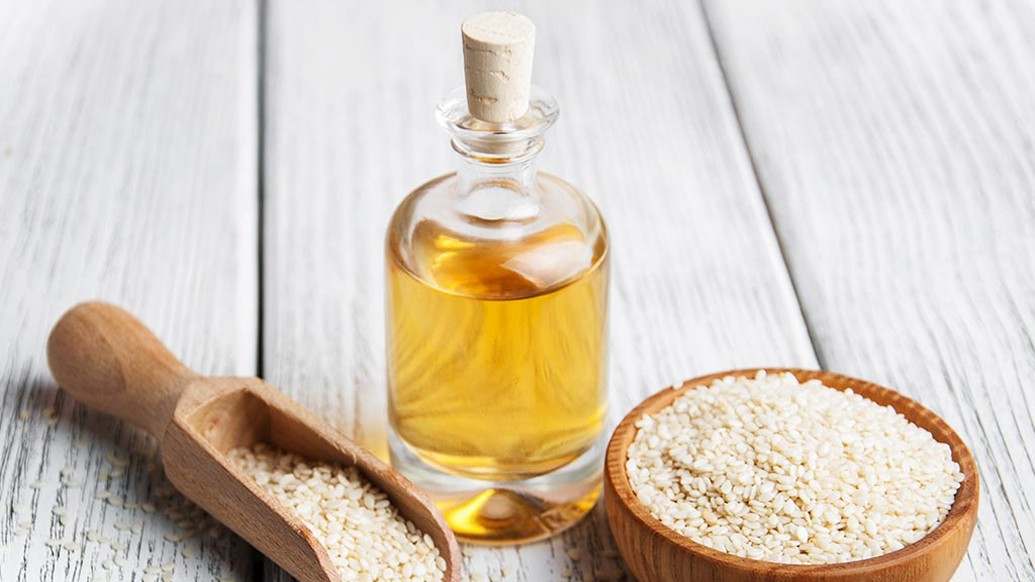 তিলের তেল বা সিসেম অয়েল: মাড়ি থেকে রক্তক্ষরণ, দাঁতের ক্ষয় রোধে প্রতি দিন ব্যবহার করুন তিলের তেল। এতে দাঁত সাদা, ঝকঝকেও হবে। সুন্দর হাসির অন্যতম শর্তই হল সুন্দর ঝকঝকে দাঁত। তাই দাঁতের যত্ন নিতে ভুলবেন না যেন।