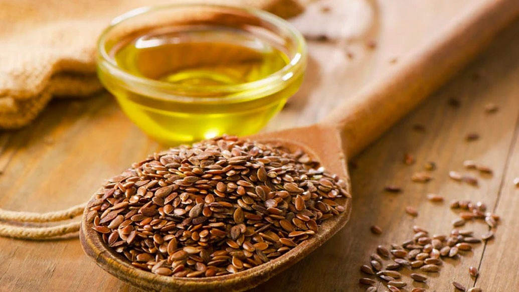 ক্যাস্টর অয়েল বা রেড়ির তেল: এই তেলে থাকা লিনোলেনিক অ্যাসিড চোখের পাতা ও ভ্রু ঘন করতে সাহায্য করে। যাঁদের ক্ষেত্রে ভ্রু কম ওঠে, তাঁরা নিয়মিত এই তেল ব্যবহার করতে পারেন।