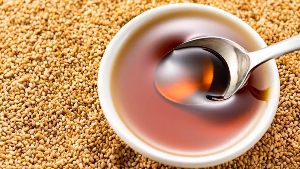 সর্ষের তেল: রোদে বেরনোর কারণে ত্বকে ট্যান পড়া স্বাভাবিক। ডার্ক স্পট, ট্যান বা পিগমেন্টেশন কাটিয়ে ওঠার জন্য বেসন, দই, লেবুর রসের সঙ্গে সর্ষের তেল মিশিয়ে মুখে-ঘাড়ে ১০-১৫ মিনিট লাগিয়ে রেখে ঠান্ডা জলে ধুয়ে ফেলতে হবে। সপ্তাহে তিন দিন তেল দিয়ে তৈরি এই মাস্ক ব্যবহার করলে এক মাসের মধ্যেই ফল পাওয়া যাবে।