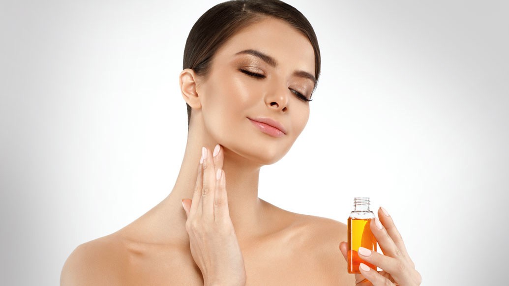 অলিভ অয়েল: রূপচর্চা ও ত্বকের যত্নে অলিভ অয়েলের ব্যবহারও বহু প্রাচীন। ত্বক আর্দ্র রাখা, অ্যাকনের সমস্যা দূর করায় কার্যকর উপাদান হিসেবে জলপাইয়ের তেল বা অলিভ অয়েলের ব্যবহার বহুল প্রচলিত।