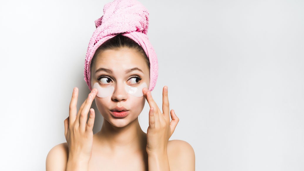 আন্ডার আই ময়শ্চারাইজার হিসেবে, মেকআপ রিমুভার হিসেবে এবং চুলের কন্ডিশনার হিসেবেও অলিভ অয়েল ব্যবহার করতে পারেন।