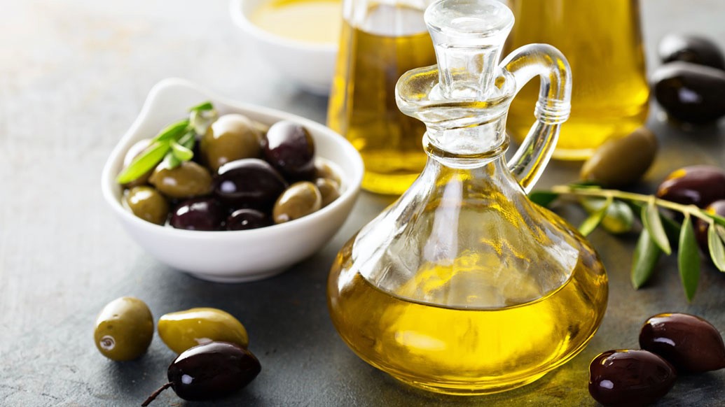 অ্যান্টিঅক্সিড্যান্ট, অ্যান্টি-ইনফ্ল্যামেটরি হিসেবে সুপরিচিত অলিভ অয়েল। বলিরেখা দূর করতে, ক্ষত সারাতেও উপযোগী। পুজোর আগে খসখসে ত্বকের জেল্লা ফেরাতে অলিভ অয়েলের জুড়ি নেই।