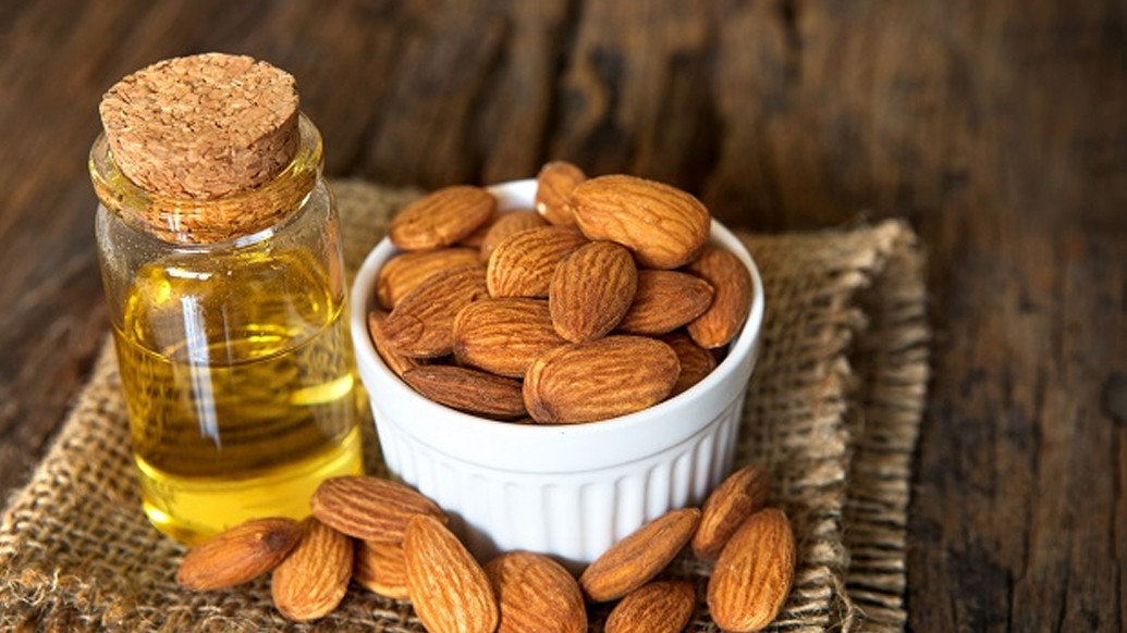 আমন্ড তেল বা কাঠবাদাম তেল: আমন্ডে প্রচুর পরিমাণ ভিটামিন ও মিনারেল থাকে যা কিউটিকলের আর্দ্রতা বজায় রাখতে সাহায্য করে। নিয়মিত নখে আমন্ড অয়েল লাগালে তা নখ হলুদ হয়ে যাওয়া, ভেঙে যাওয়া রোধ করতে পারে।