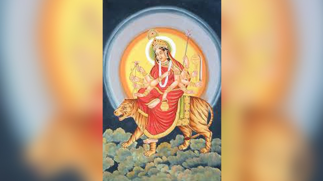 দেবীর কপালে আলগা ভাবে একফালি চাঁদ লেগে থাকে। তার থেকেই তিনি চন্দ্রঘণ্টা। কারণ চাঁদ যেন এখানে ঘণ্টার মতো ঝুলন্ত।