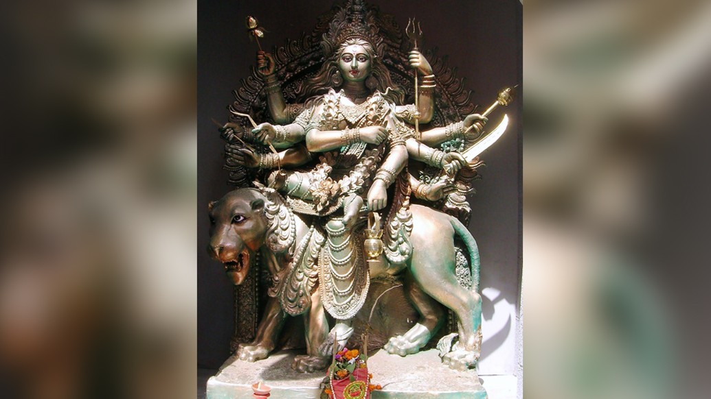 দেবীর তৃতীয় চক্ষু সর্বদা উন্মীলিত। ভক্তদের সুখ, সমৃদ্ধি ও বরাভয়ে আশীর্বাদ করা এই দেবীর আর এক রূপ রণোদ্য়ত।