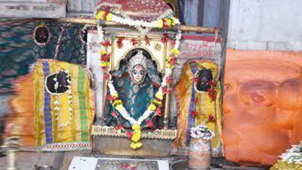 দেবী চন্দ্রঘণ্টা দশভুজা। ত্রিশূল, গদা, তলোয়ারের মতো অস্ত্র ছাড়াও তাঁর হাতে থাকে পদ্মফুল। আর দু’টি হাতে ভক্তদের জন্য শোভা পায় অভয়মুদ্রা।