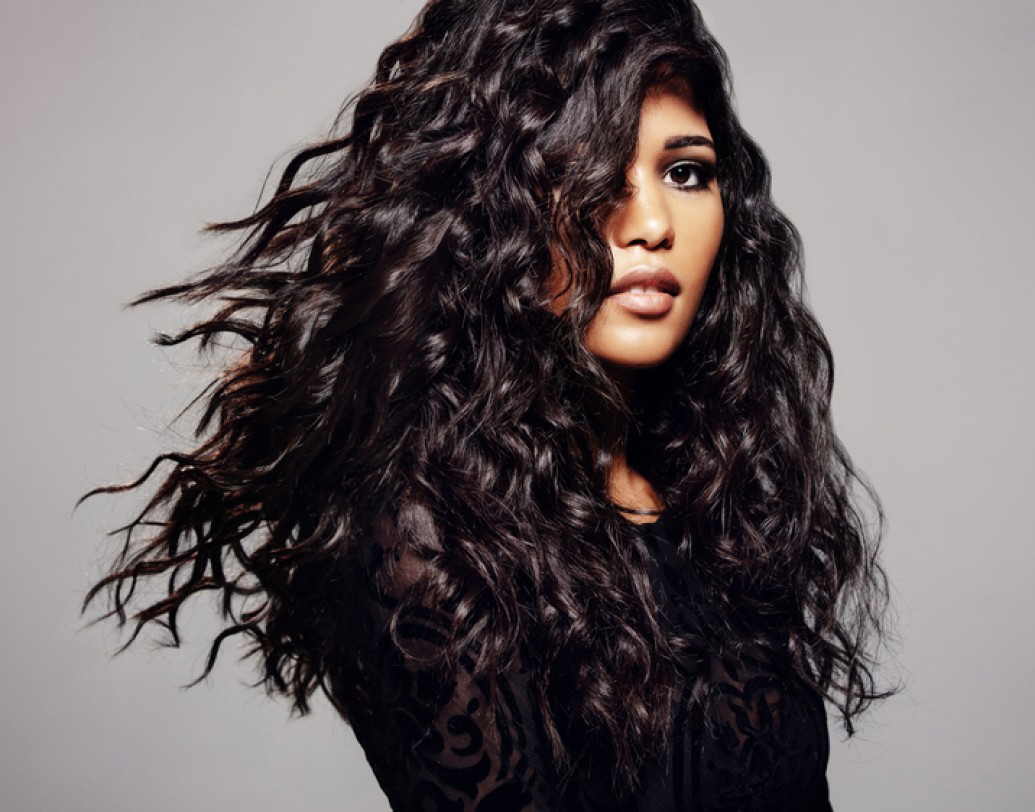 বাড়িতে হেয়ার কার্লার থাকলে তা দিয়ে চুল কার্ল করে খুলে রাখুন। এতে আপনার রোজকার লুকে পরিবর্তন আসবে।