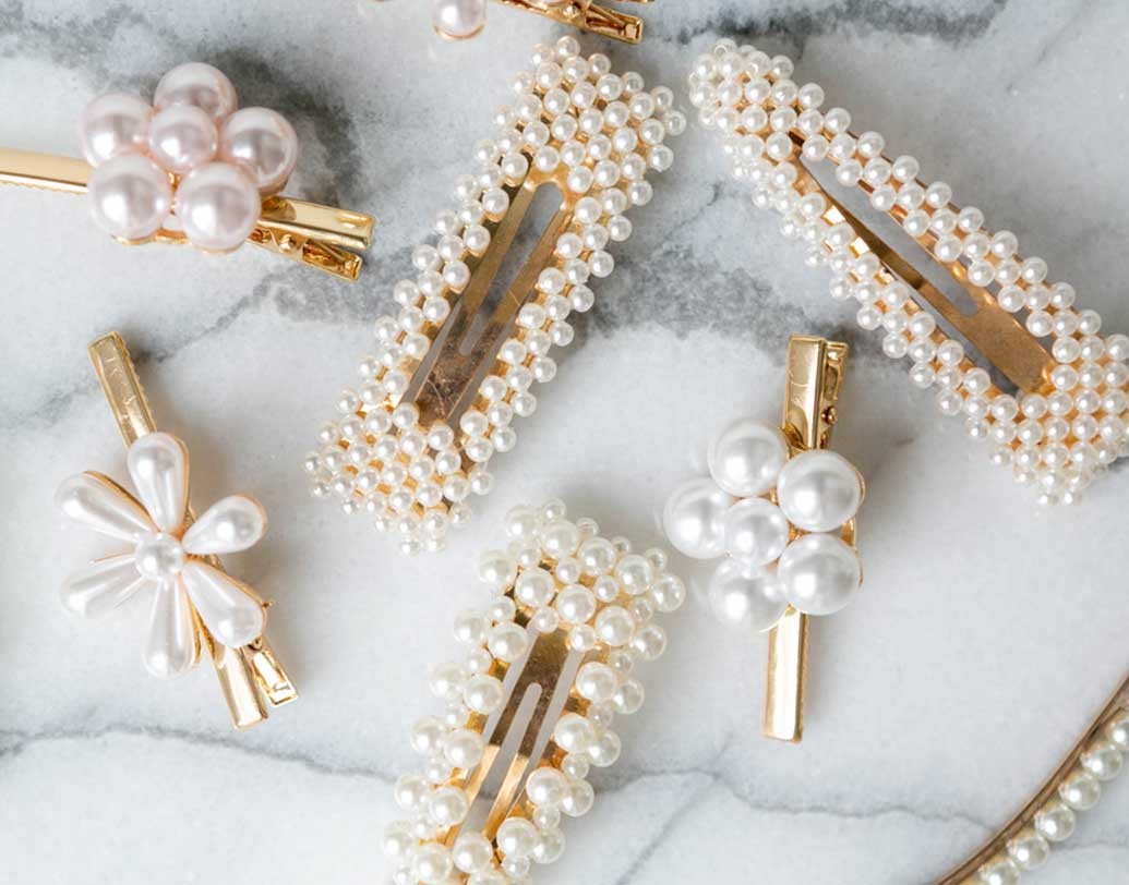 আর একটু অন্য রকম ভাবে চুলের কেতা সারতে চাইলে সমস্ত চুলটা আগে উঁচু করে বেঁধে নিন। এ বার তা রোল করে খোঁপার আকার দিয়ে হেয়ার পিন আটকে নিন। খোঁপায় লাগিয়ে নিতে পারেন হেয়ার জুয়েলারি।