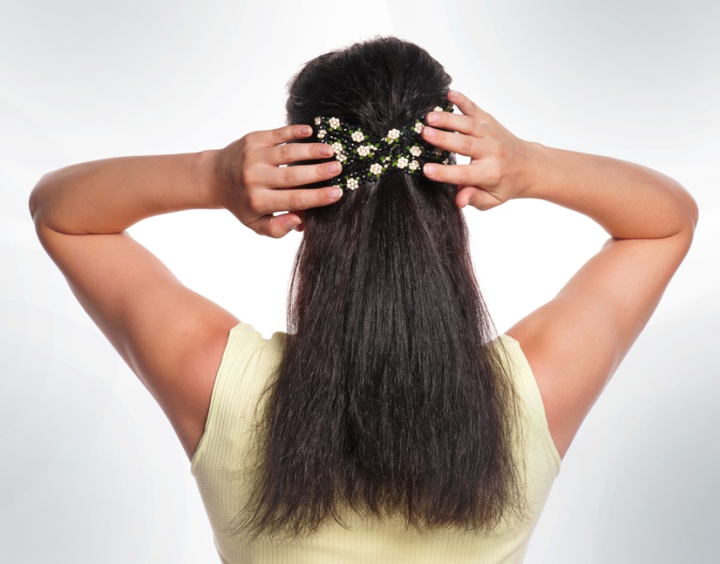 চুল পুরোপুরি বেঁধে রাখতে না চাইলে করে নিন পাফ। বাজারে বিভিন্ন ধরনের ও মাপের পাফার পাওয়া যায়। বেছে নিন নিজের পছন্দ মতো পাফারটি। মাথার সামনের অংশ থেকে কিছুটা চুল নিয়ে পাফারের সাহায্যে চুল বেঁধে নিন। বাকি চুল খুলে রাখুন।