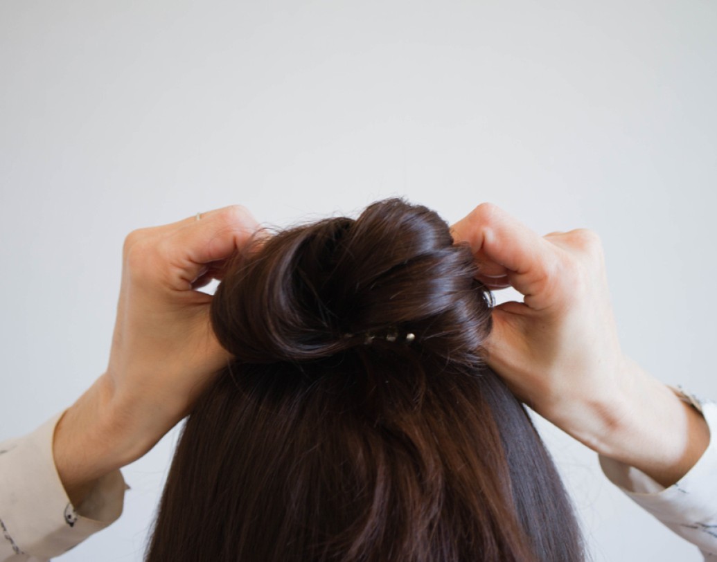 ওয়েস্টার্নেই বাজিমাত করতে চাইলে করে নিন আপ বান। মাঝারি থেকে লম্বা চুলে আপ-বান ভাল হয়। তাই চুলের মাপ তেমন হলে এই কেতাই আপনার জন্য ভাল।