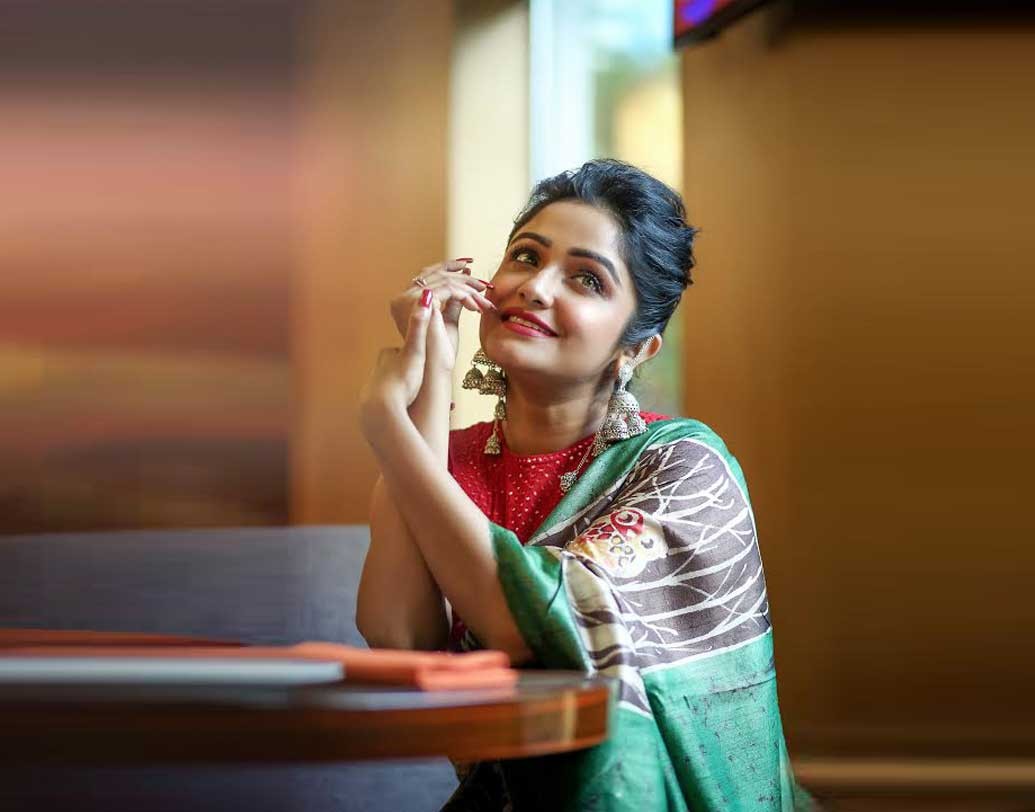 পুজোর মধ্যে কাজ বন্ধ রাখলেও কেরিয়ারের ফোকাস থেকে সরে যেতে রাজি নন অভিনেত্রী সায়ন্তনী গুহঠাকুরতা। বরং আড্ডা, আনন্দ আর মজার মধ্যেও কাজ নিয়ে যথেষ্ট সিরিয়াস তিনি।