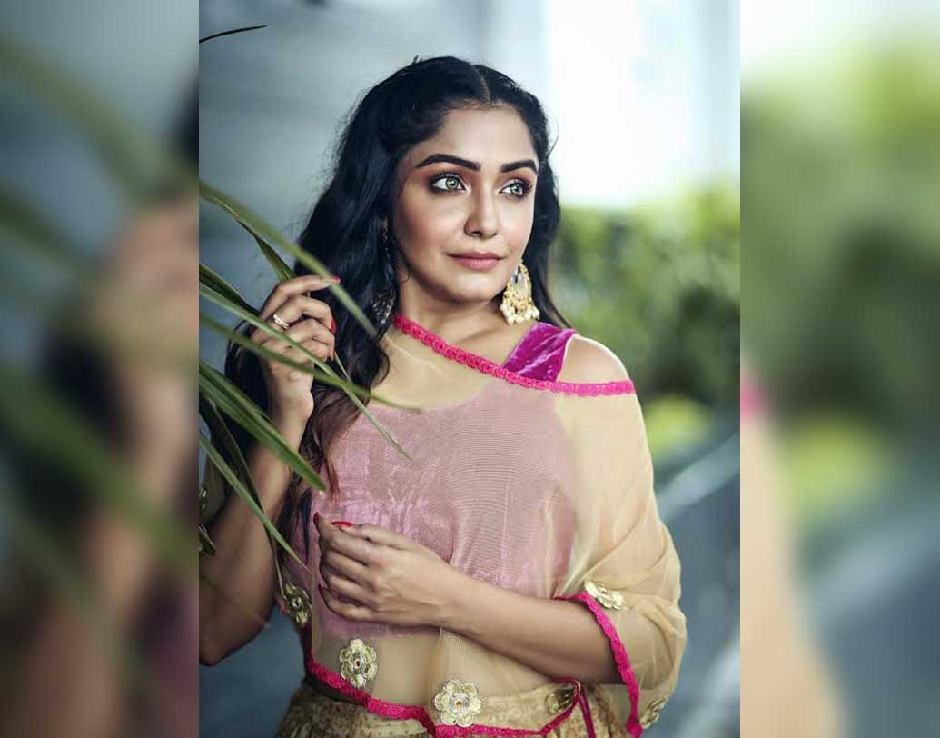 সিরিজে ‘মীরা’ নামের এক বিশেষ চরিত্রে রয়েছেন সৌরসেনী। সায়ন্তনীর কথায়,‘‘ক্রাইম থ্রিলার বলে গল্পটা একেবারেই বলা যাবে না তবে এই ওয়েব সিরিজ দাগ কাটবে সকলের মনে।’’ পুজোর পর সায়ন্তনী ব্যস্ত হয়ে পরবেন ‘টোটাল মস্তি’ সিনেমার আউটডোর শুটি‌ংয়ে।
