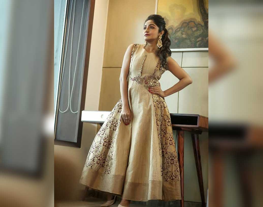 সায়ন্তনী অভিনীত, সব্যসাচী ভৌমিক পরিচালিত ‘তিন কন্যা’ ছবিটিও মুক্তির অপেক্ষায় রয়েছে। এখানে তিনটি গল্পের মধ্যে ‘বেডশিট’ গল্পে দেখা যাবে সায়ন্তনীকে। তার চরিত্রের নাম রত্না।