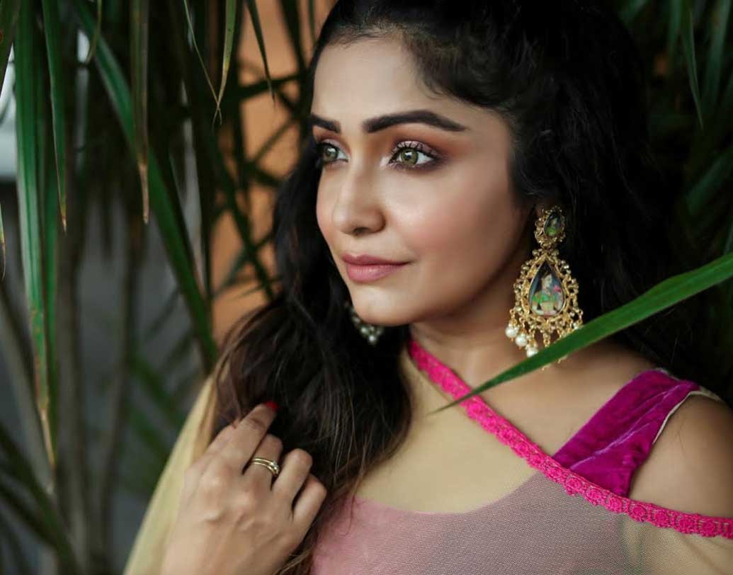 ‘বেডশিট’ গল্পটি এক পরিচারিকাকে ঘিরে, যার বিরুদ্ধে চুরির অভিযোগ ওঠে। এই ধরনের ঘটনা আমাদের চারপাশে আকছার ঘটে। প্রায়ই বিত্ত-মেধা নির্বিশেষে শ্রেণিবিভাজন যে মানুষের মনের কতটা গভীরে বাসা বেঁধে আছে, তা আরও একবার মনে করিয়ে দেয় এই ছবি।