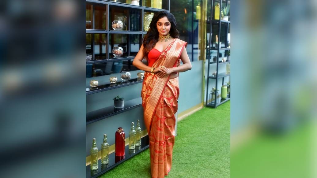 শাড়ি-গয়না ছাড়া পুজো শপিং অসম্পূর্ণ সায়ন্তনীর কাছে। ইতিমধ্যেই পুজোর পাঁচ দিনের পাঁচটা শাড়ি কেনা হয়ে গিয়েছে। তার মধ্যে ঢাকাই জামদানি, লিনেন, খাদি বিশেষ ভাবে পছন্দ তাঁর।