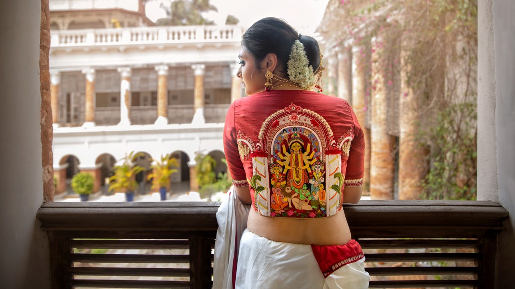 দশমীর সকাল থেকেই ঘিরে ধরে একরাশ বিষণ্ণতা। ছেলেমেয়েদের নিয়ে এ বার উমা ফিরে যাবেন শ্বশুরবাড়ি। দেবীকে সিঁদুর ছুঁইয়ে বলার পালা ‘আবার এসো মা।’ বরণ সেরে বঙ্গনারী মেতে ওঠে সিঁদুরখেলায়। সে দৃশ্যই বরং ধরা থাক সিঁদুর লাল ব্লাউজের পিঠে।