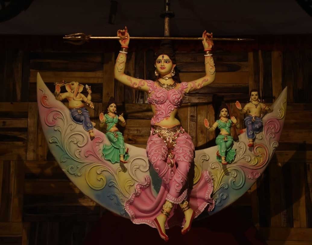 অভিনবত্ব রয়েছে তাদের প্রতিমাসজ্জায়ও।