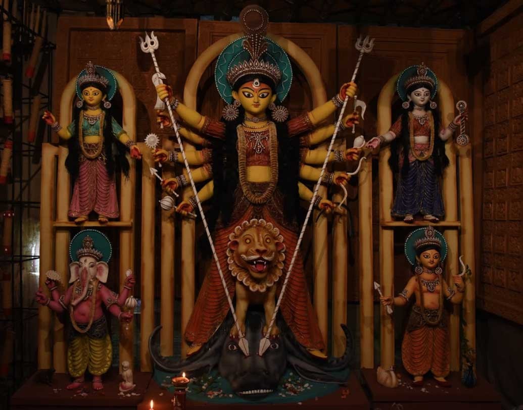 ঘুষুড়ি গভর্নমেন্ট হাউজিং-এর  মণ্ডপ বরাবরই হাওড়ার সেরা পুজোগুলির অন্যতম। এ বছরও এখানকার প্রতিমার স্নিগ্ধ রূপ প্রশংসিত হয়েছে দর্শনার্থীদের কাছে।