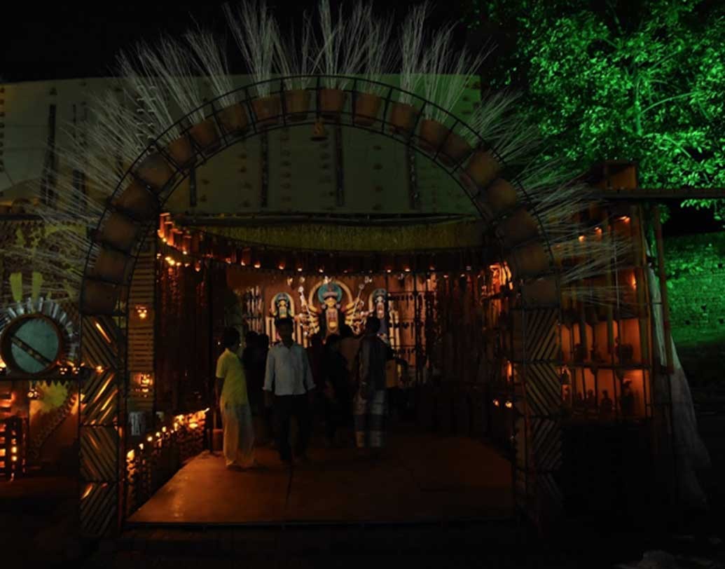 এখানকার অপরূপ মণ্ডপসজ্জা দেখতে দর্শনার্থীরা ইতিমধ্যেই ভিড় জমাতে শুরু করেছেন।