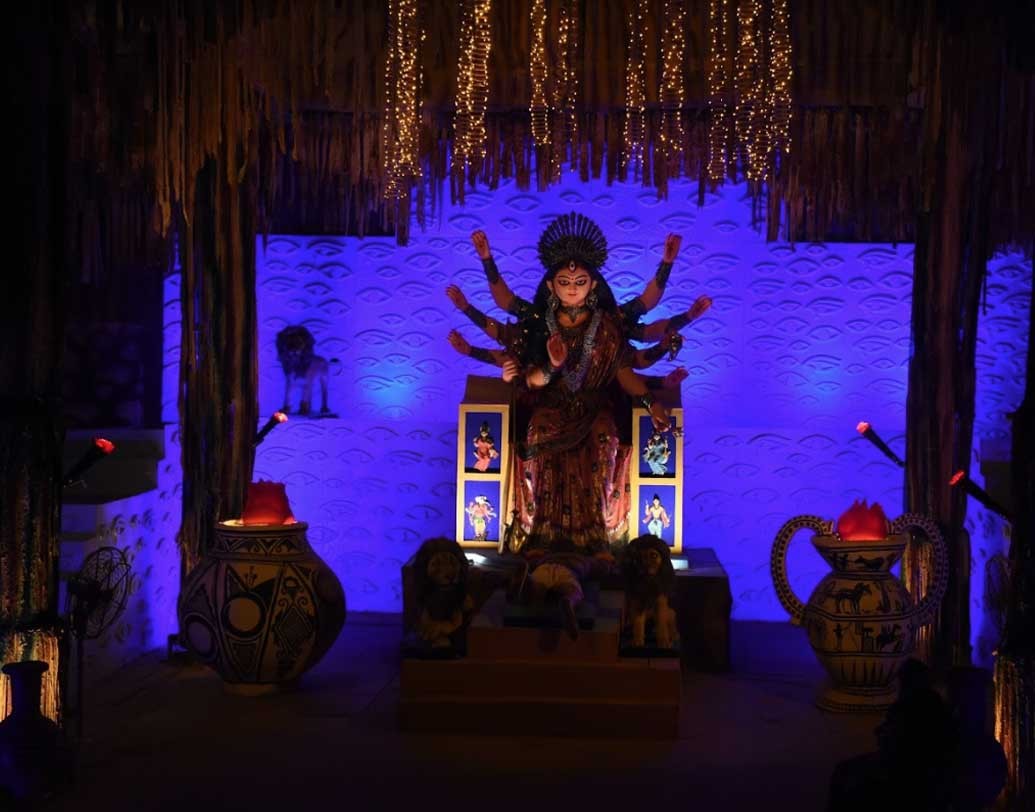 প্যান্ডেলে ঢুকেই চোখে পড়বে এক মায়াবি পরিবেশ। প্রতিমা সজ্জায় আছে নজরকাড়া শিল্পনৈপুণ্য।