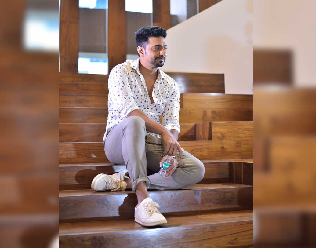 দেবের মতে, সাইবার ক্রাইমের উপর তৈরি এই ছবি পরিচালক কমলেশ্বর মুখোপাধ্যায়ের পরিচালনা, তাই দর্শকদের ভাল লাগবে বলেই তাঁর আশা। দর্শকের চাহিদাতেই মূলত কলকাতার ২১ পল্লির পুজো মণ্ডপে পাসওয়ার্ড ছবির পোস্টার প্রকাশ করেছেন তাঁরা।