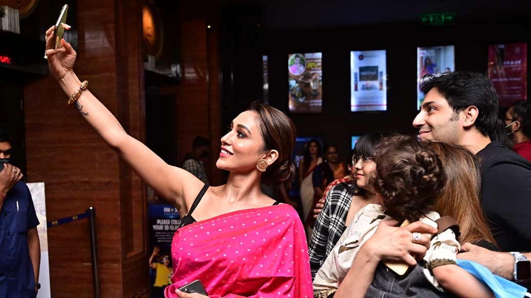 উৎসবের প্রথম দিনেই শহরে বড় পর্দায় মুক্তি পেল দু’টি বাংলা ছবি। এসভিএফ-এর ‘ড্রাকুলা স্যর’ এবং রূপ প্রোডাকশন অ্যান্ড এন্টারটেনমেন্ট-এর ‘গুলদস্তা’। ড্রাকুলা স্যর-এর ভূমিকায় অনির্বাণ ভট্টাচার্য এবং ‘গুলদস্তা’র ডলি বাগরা-রূপী স্বস্তিকা মুখোপাধ্যায়কে দেখতে এত দিন মুখিয়ে ছিলেন দর্শককুল।