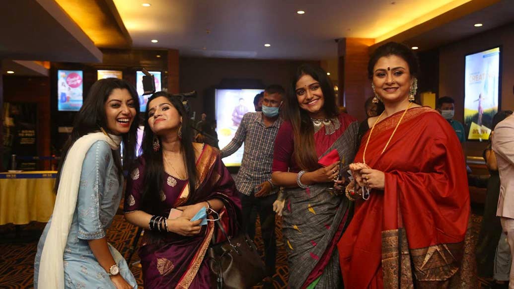 আইনক্সে ‘গুলদস্তা’র প্রিমিয়ার হল যাবতীয় করোনা-সুরক্ষাবিধি মেনেই। উপস্থিত ছিলেন ছবির শিল্পী-কলাকুশলীরা সকলেই।