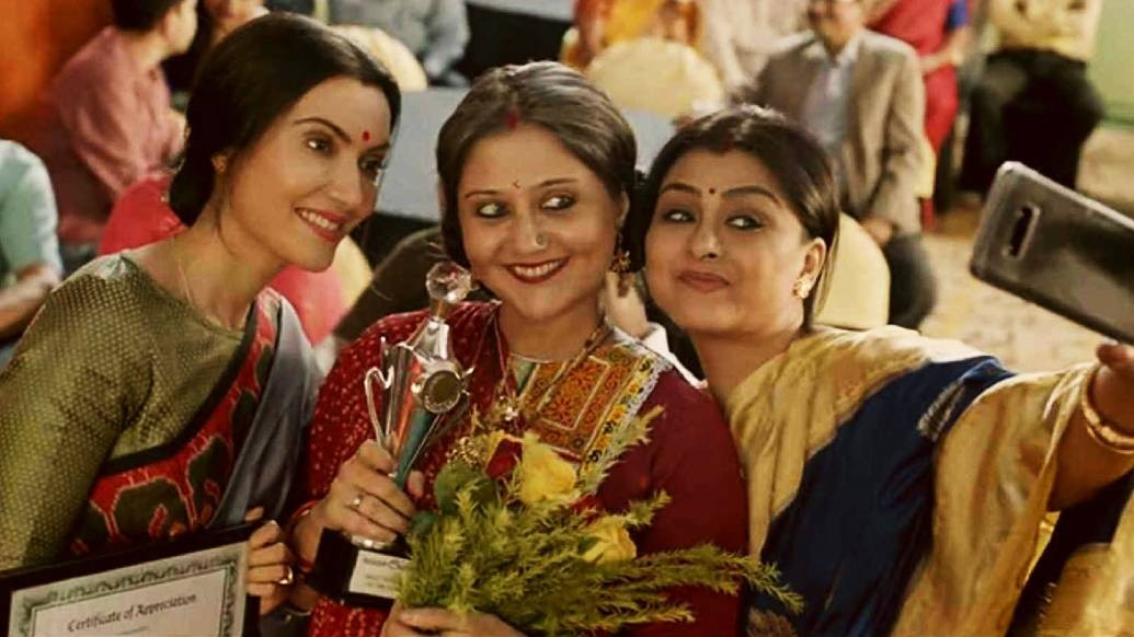 ডলি, শ্রীরূপা এবং রেণু- তিন কন্যের জীবনের লড়াই, সেই লড়াই একই বিন্দুতে এসে মিলেমিশে যাওয়া এবং শেষমেশ তিন জনের জিতে যাওয়ার এই সফরে হরেক মুহূর্ত, টানাপড়েন ঘিরে এগিয়েছে ‘গুলদস্তা’র গল্প। তথ্য সহায়তা: সোমোশ্রী দাস।