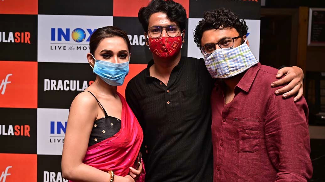 কালো পাঞ্জাবির ঝকঝকে সাজে ছবির প্রিমিয়ারে হাজির ছিলেন ড্রাকুলা স্যর স্বয়ং। উজ্জ্বল গোলাপি শাড়ির গ্ল্যামারে পাল্লা দিলেন মিমিও।