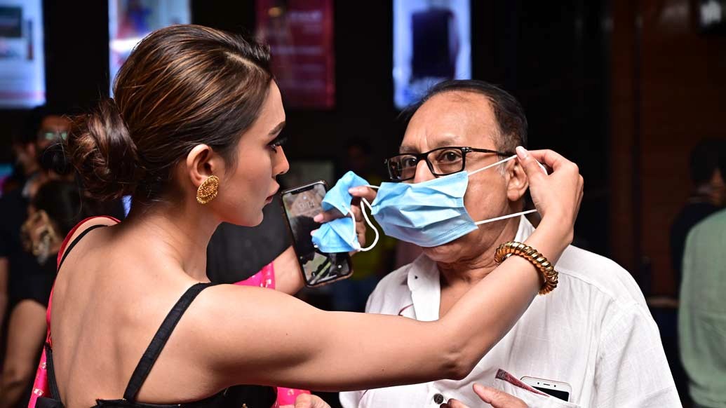 নামী প্রযোজনা এসভিএফ-এর ব্যানারে বহু প্রতীক্ষিত ছবি ‘ড্রাকুলা স্যর’-এর প্রিমিয়ার হল আইনক্স (কোয়েস্ট)-এ। ‘নিউ নর্ম্যাল’ ছবি দেখার যাবতীয় বিধিনিষেধ মেনেই উপস্থিত ছিলেন শিল্পী-কলাকুশলীরা।