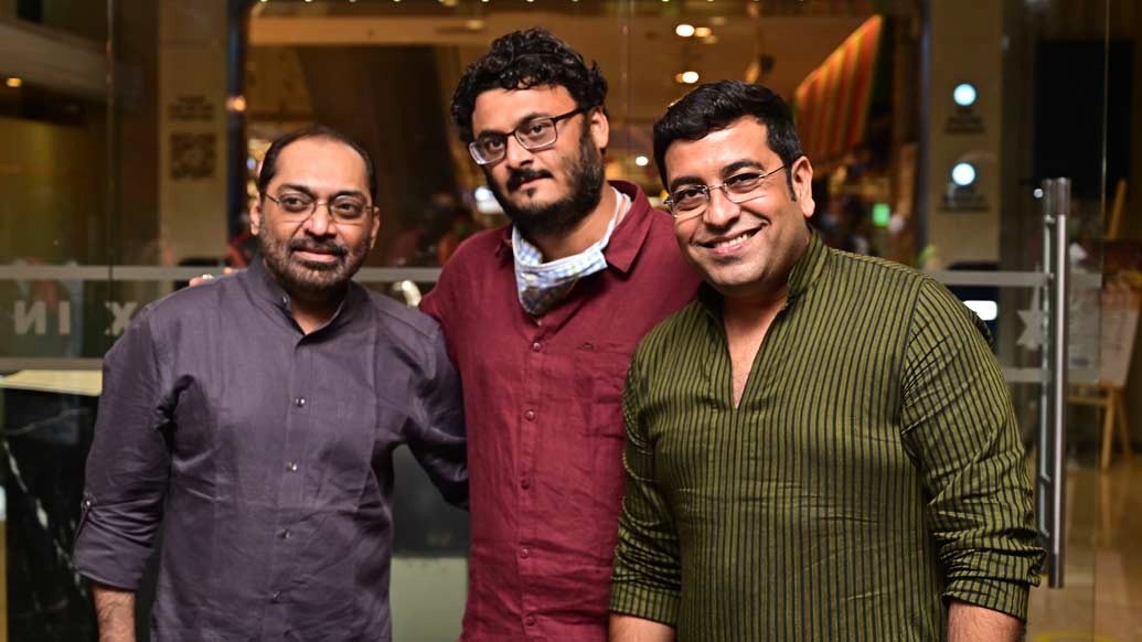 শ্রীকান্ত মোহতা এবং মহেন্দ্র সোনি প্রযোজিত এই ছবিটির পরিচালনা ও চিত্রনাট্যের দায়িত্বে রয়েছেন দেবালয় ভট্টাচার্য। এবং অবশ্যই কেন্দ্রীয় চরিত্র ড্রাকুলা স্যরের ভূমিকায় রয়েছেন এ সময়ের জনপ্রিয় তারকা অনির্বাণ ভট্টাচার্য। অপর প্রধান চরিত্রে রয়েছেন মিমি চক্রবর্তী।