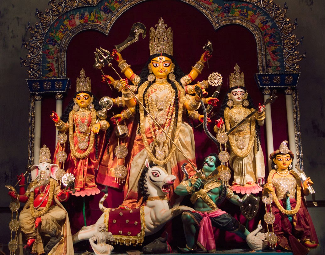 বাঙালির দুর্গা বছর বছর মর্ত্যে আসেন চার ছেলেমেয়েকে সঙ্গে নিয়ে। লক্ষ্মী-গণেশ-কার্তিক-সরস্বতী। এই চার জন কি স্বয়ং দুর্গার গর্ভজাত? এ নিয়ে নানা মুনি বা নানা পুরাণের নানা মত, নানা কাহিনি।