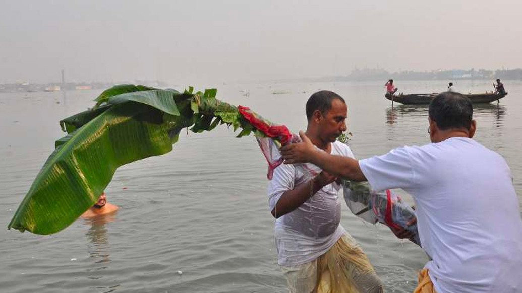 মহা সপ্তমীর ভোরে দুর্গার মৃন্ময়ী মূর্তিতে প্রাণ প্রতিষ্ঠা করতে নবপত্রিকার নটি গাছকে শ্বেত অপরাজিতার লতা ও ন গাছা হলুদ সুতোয় বেঁধে স্নান করাতে নিয়ে যেতে হয়।