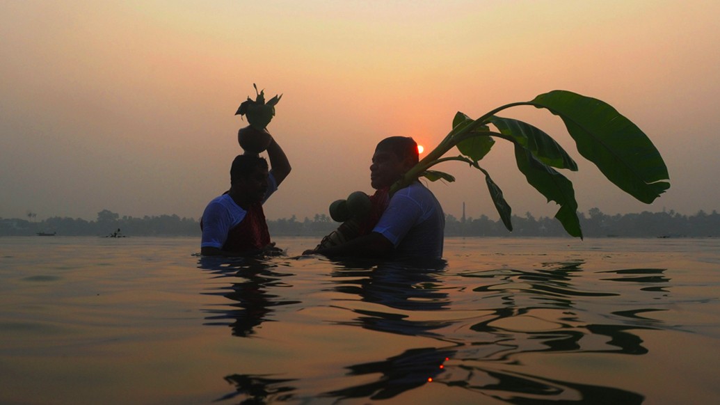 শারদোৎসবে পুজোর বিধিতে এই নয় অধিষ্ঠাত্রী দেবীই আসলে নবপত্রিকার নয়টি রূপ।নবপত্রিকা স্নানেও রয়েছে নানা রকম বিধি। রাজার অভিষেকে যেমন সমুদ্র ও নদীর জল প্রয়োজন। নবপত্রিকা স্নানেও প্রয়োজন সমুদ্রের জল, তীর্থের জল। কোন কোন নদীর জল পুরাণ অনুযায়ী নবপত্রিকার স্নানে লাগে?