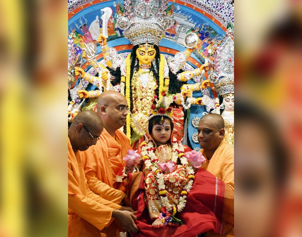 দুর্গোৎসবের একটি বড় অঙ্গ কুমারী পূজা। কুমারী পূজা নিয়ে আমাদের মধ্যে কৌতূহলের শেষ নেই।সাধারণত অষ্টমী বা নবমী তিথিতে এই কুমারী পূজা হয়ে থাকে। শাস্ত্রকাররা নারীকে সম্মান ও শ্রদ্ধা করতে এই পূজা করতে বলেছেন।আমাদের সনাতন ধর্মে নারীকে সম্মানের শ্রেষ্ঠ আসনে বসানো হয়েছে।