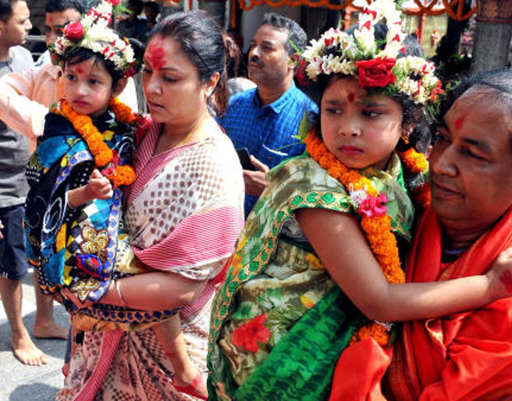 দেবতারা মর্ত্যে এসে দেখলেন, এক দুর্গম স্থানে একটি বেলগাছের শাখায় সবুজ পাতার রাশির মধ্যে ঘুমিয়ে রয়েছে একটি তপ্তকাঞ্চন বর্ণা বালিকা। ব্রহ্মা বুঝলেন, এই বালিকাই জগজ্জননী দুর্গা। তিনি বোধন স্তবে তাঁকে জাগরিত করলেন। ব্রহ্মার স্তবে জাগরিতা দেবী বালিকামূর্তি ত্যাগ করে চণ্ডিকামূর্তি ধারণ করলেন।