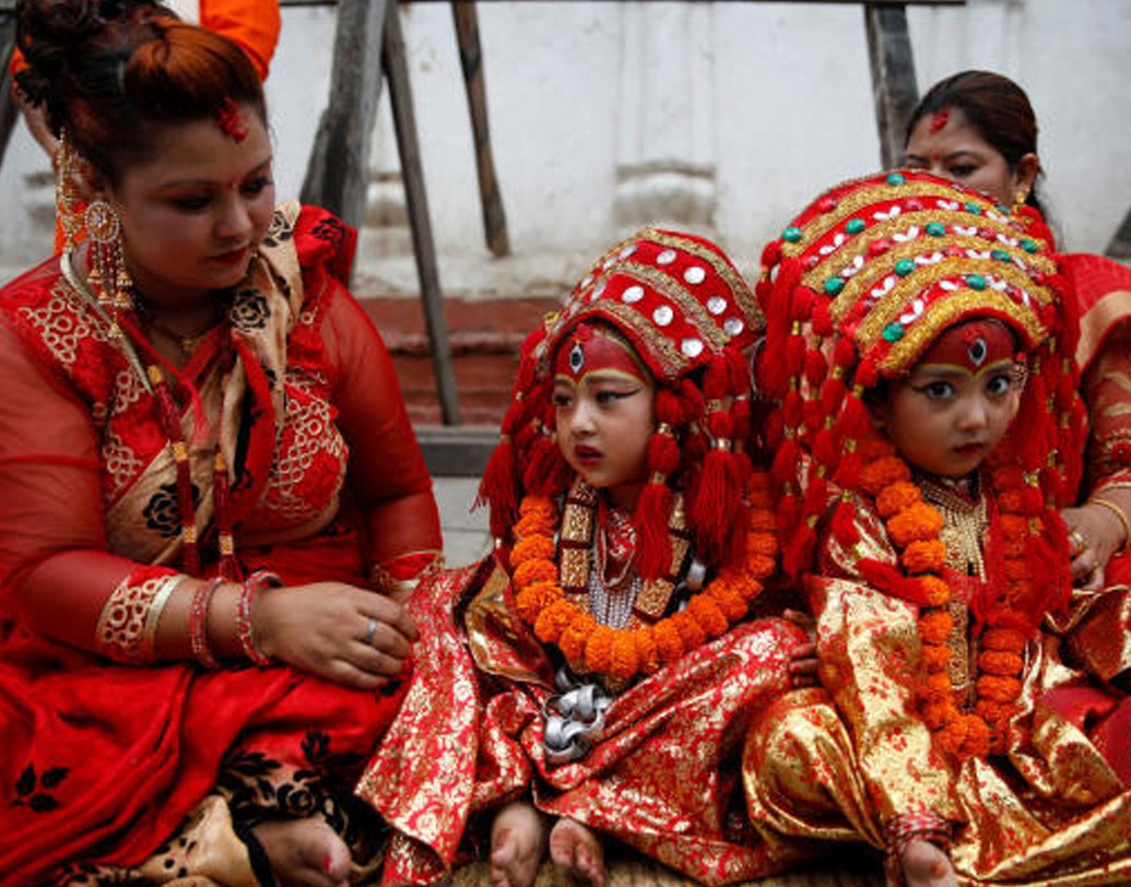 ২ বছর বয়সি কন্যাকে সরস্বতী,