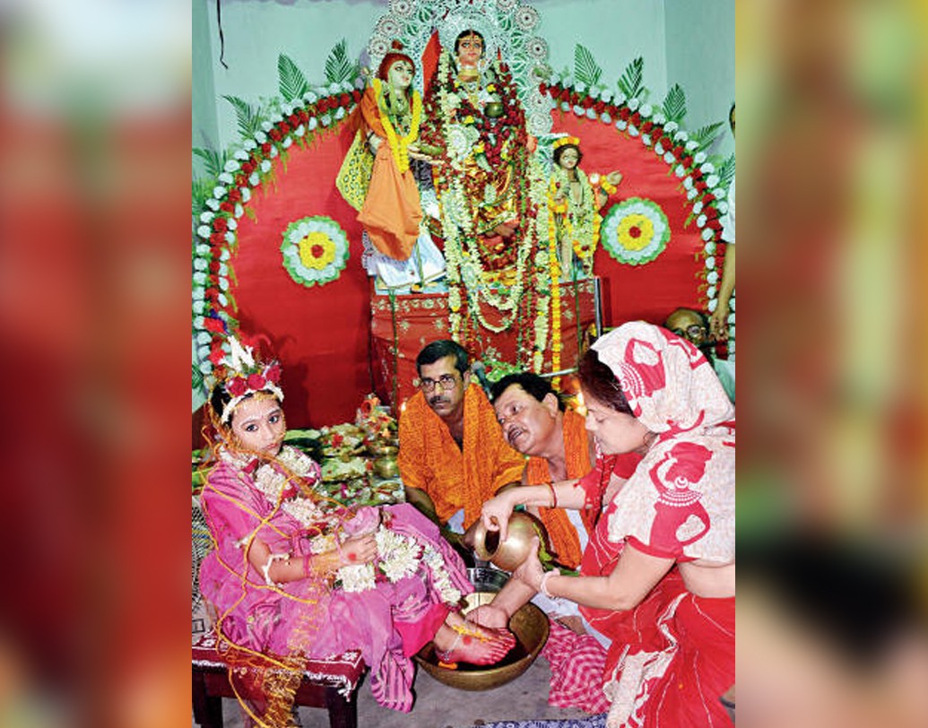 ৩ বছর বয়সি কন্যাকে কালিকা,