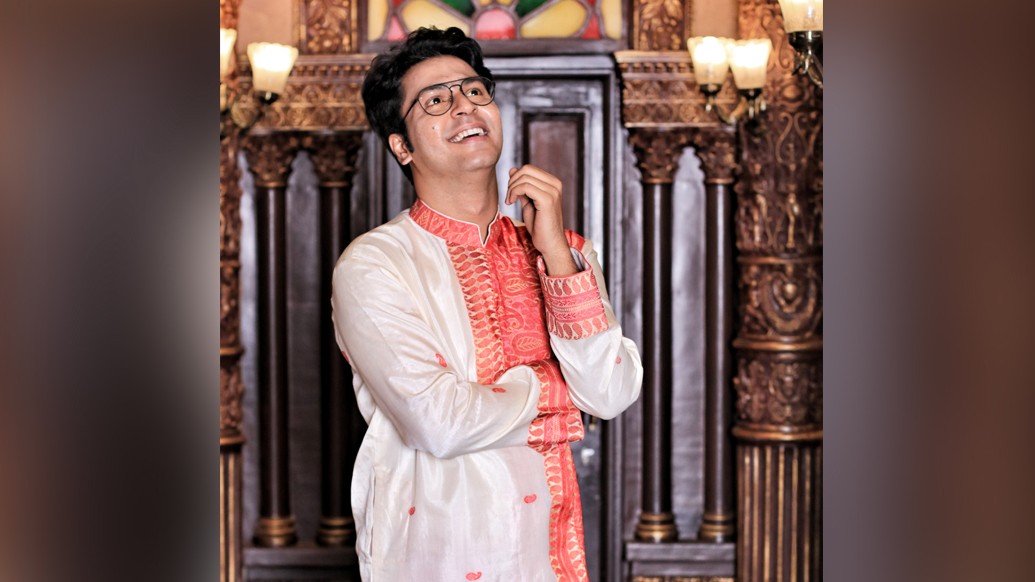 ‘শূন্য’-র পক্ষ থেকে রেশমি বাগচী শুটিং ফ্লোর দাপিয়ে বেড়াচ্ছেন। তিনিই অনির্বাণকে পরিয়ে দিলেন ডিপ নেক আচকান। তাতে এসেছে পাশ্চাত্যের ছোঁয়া। রেশমি বুঝিয়ে দিলেন, “আচকানের কলার ব্যবহার করা হয়েছে। ফ্যাব্রিকে আনা হয়েছে ক্যানভাসের স্ট্রোক।” ডেনিমের উপরে বুক খোলা আচকান আর ডার্ক গ্লাস। অনির্বাণ পলকে ‘স্টার’ হয়ে উঠলেন!