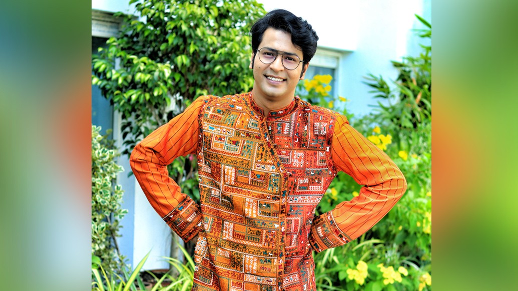 রেশমি জানালেন অনির্বাণ যে কুর্তাই পরুন, ‘শূন্য’তে ভিড় জমে যায় ঠিক সেই পোশাক কেনার জন্য। পোশাক নিয়ে তেমন ভাবনাচিন্তা না করলেও যে কোনও পোশাকে অনির্বাণ ঠিক নেশার আলো ছড়িয়ে দিতে জানেন।