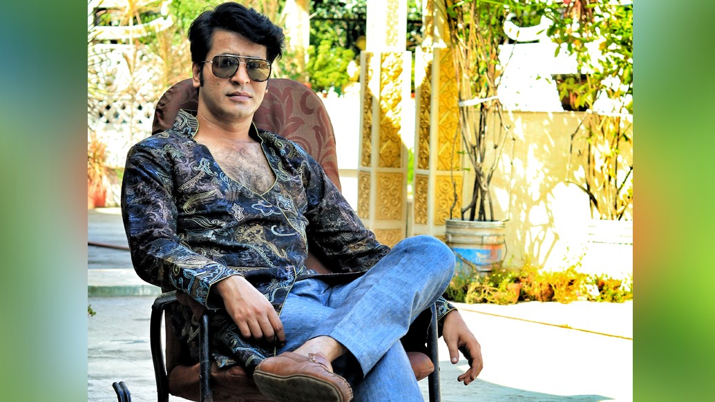 অনির্বাণের কথায়, “ এই ছবিটা করতে সবচেয়ে বেশি মানসিক স্ট্রেসের সম্মুখীন হয়েছি। আমাদের তো বাইরে থেকে নেওয়ার কিছু নেই। নিজেদের মধ্যে থেকেই খুঁড়ে বার করতে হয়। নওয়াজুদ্দিন সিদ্দিকী বলেছিলেন সাক্ষাৎকারে- ‘ইয়ে ক্যারেক্টারস যিতনা দেতা হ্যায়, উসসে জাদা লেতা হ্যায় আপ সে!’ ড্রাকুলা স্যারের চরিত্রটাও তেমন।”